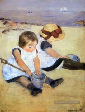 Enfants jouant sur la plage impressionnisme mères des enfants Mary Cassatt Peinture à l'huile